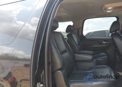 2010 Cadillac Escalade Esv Premium z USA, uszkodzony, nr VIN 1GYUCJEF0AR266024